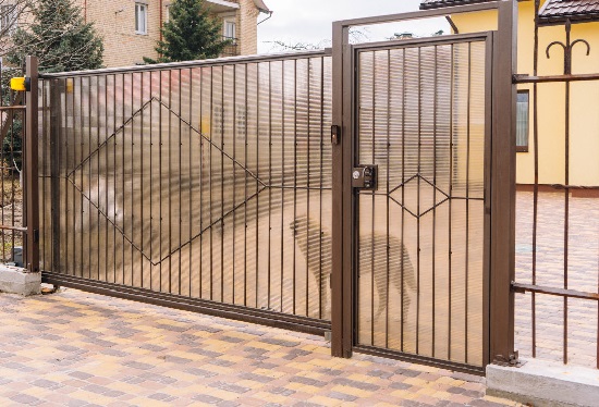 Купить ворота из профлиста с элементами ковки, с металлическими столбами в рамке или под дерево в ельце от 158311 руб